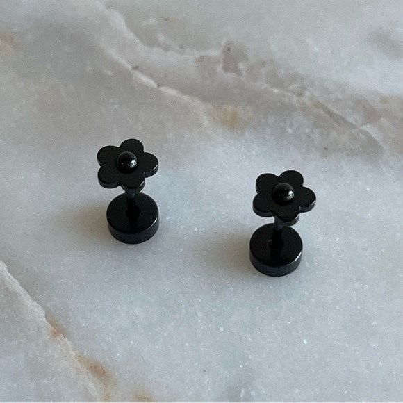 Flatback daisy stud earrings stainless steel black hypoallergenic comfortable - Picture 2 of 5